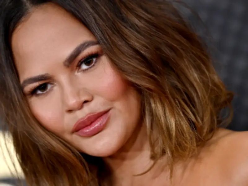 Chrissy Teigen Reveals Sudden Death of Her Father in Heartbreaking Tribute