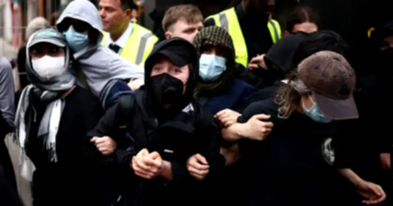 Clashes in Oxford as Tommy Robinson Speaks at Debating Society