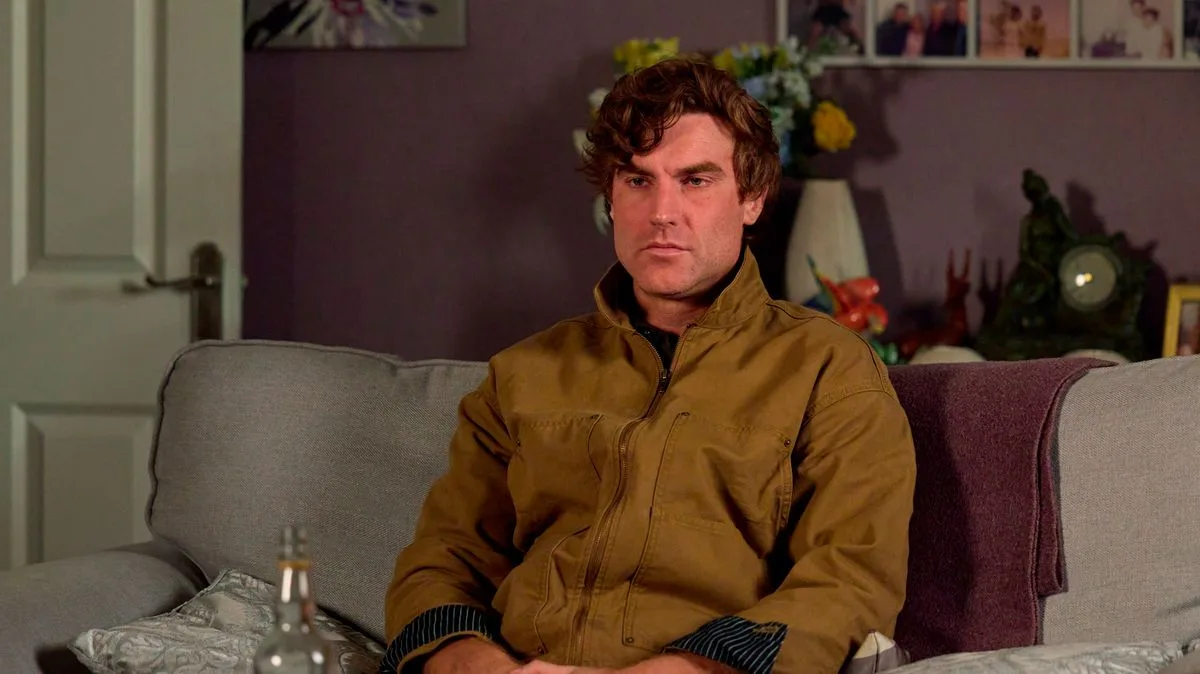 Coronation Street fans suspect Miles Silverton of Theo's murder