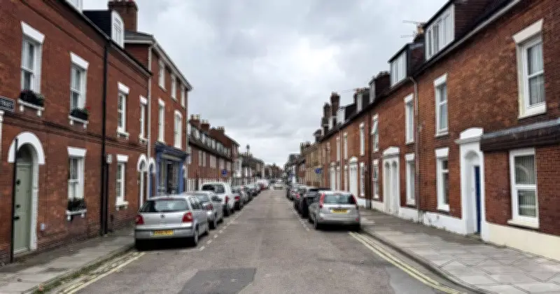 Couple Shocked by 8-Word Parking Note from New Neighbour After Moving In