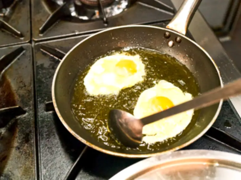 Crispy Fried Eggs: Simple Sesame Seed Addition Transforms Breakfast