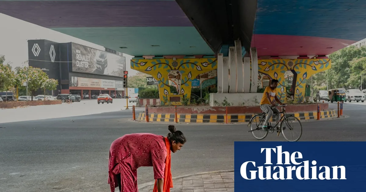 Delhi Homeless Family Battles Extreme Heat Under Flyover