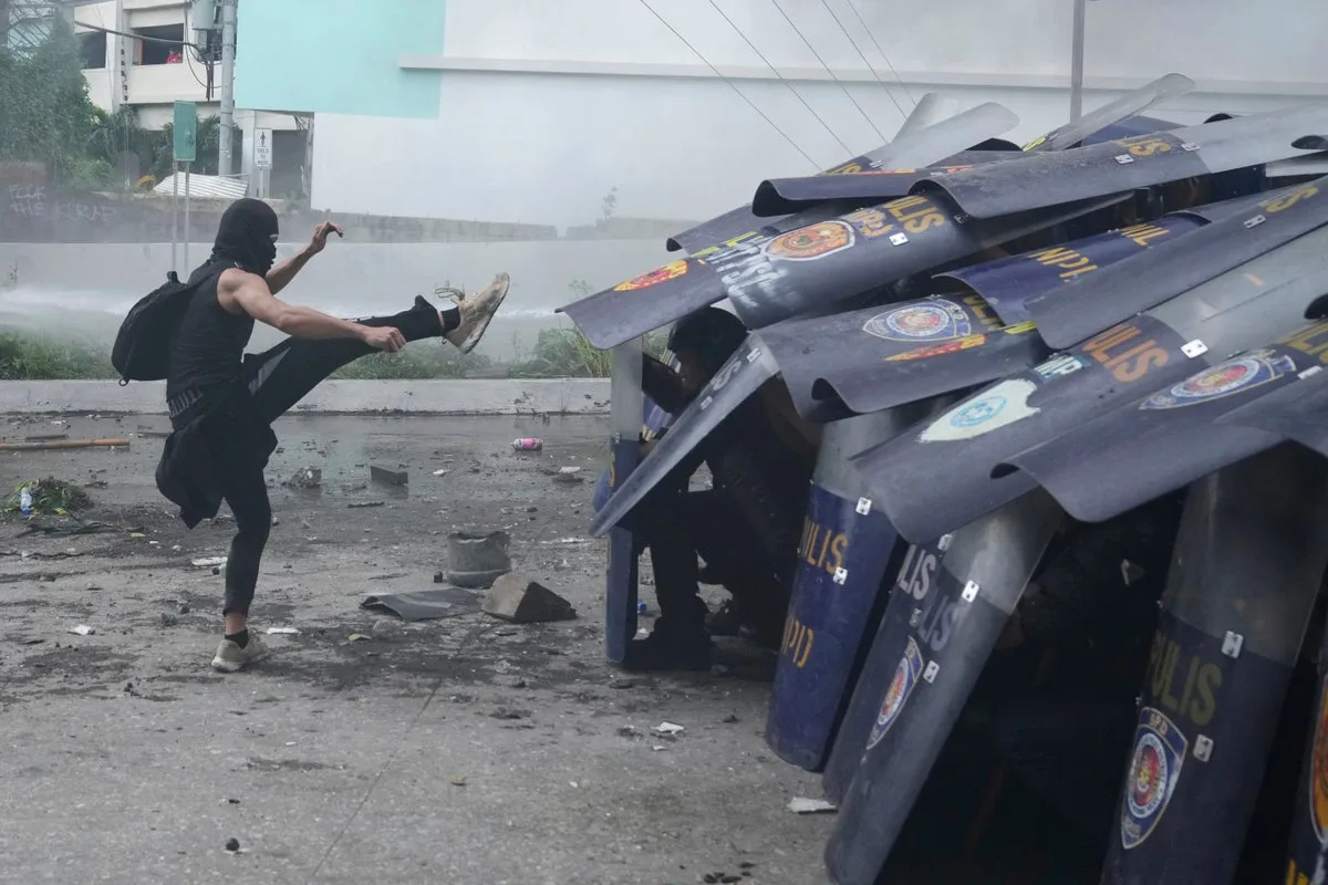Dozens Arrested After Violent Manila Palace Protest Clash