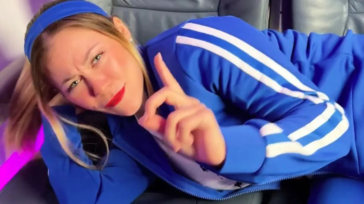 Ex-Flight Attendant Warns of Dangerous Sleeping Positions on Planes