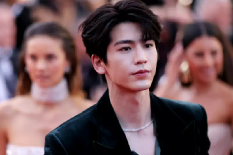 Fans Smash Glass Doors at Chinese Mall During Zhang Linghe Event