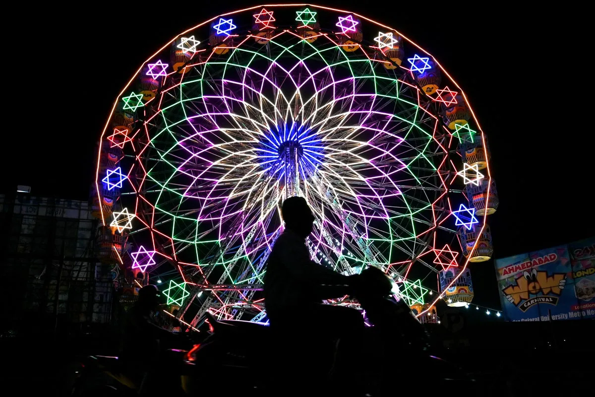Ferris Wheel Collapse at Indian Fair Injures Dozens
