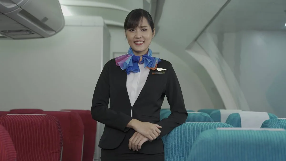 Flight Attendant Warns Against Taking Phone Calls Mid-Flight