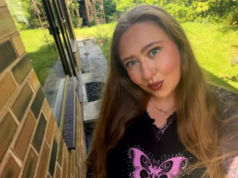Former Make-Up Artist Reveals Why Your Foundation Looks Cakey This Summer