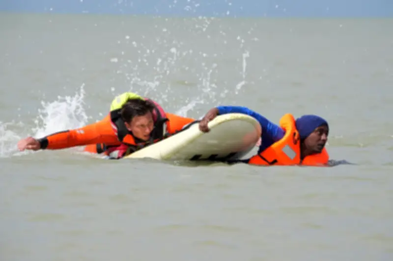 French Fire Service Rescues Migrants in Channel Amid Strong Current Warnings