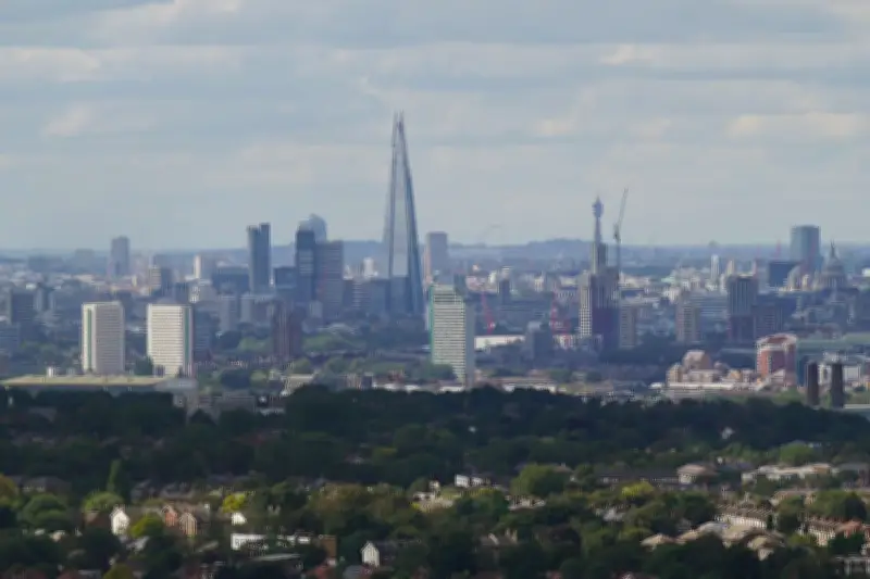 FTSE 100 Rises Despite Middle East Tensions and ECB Rate Hike