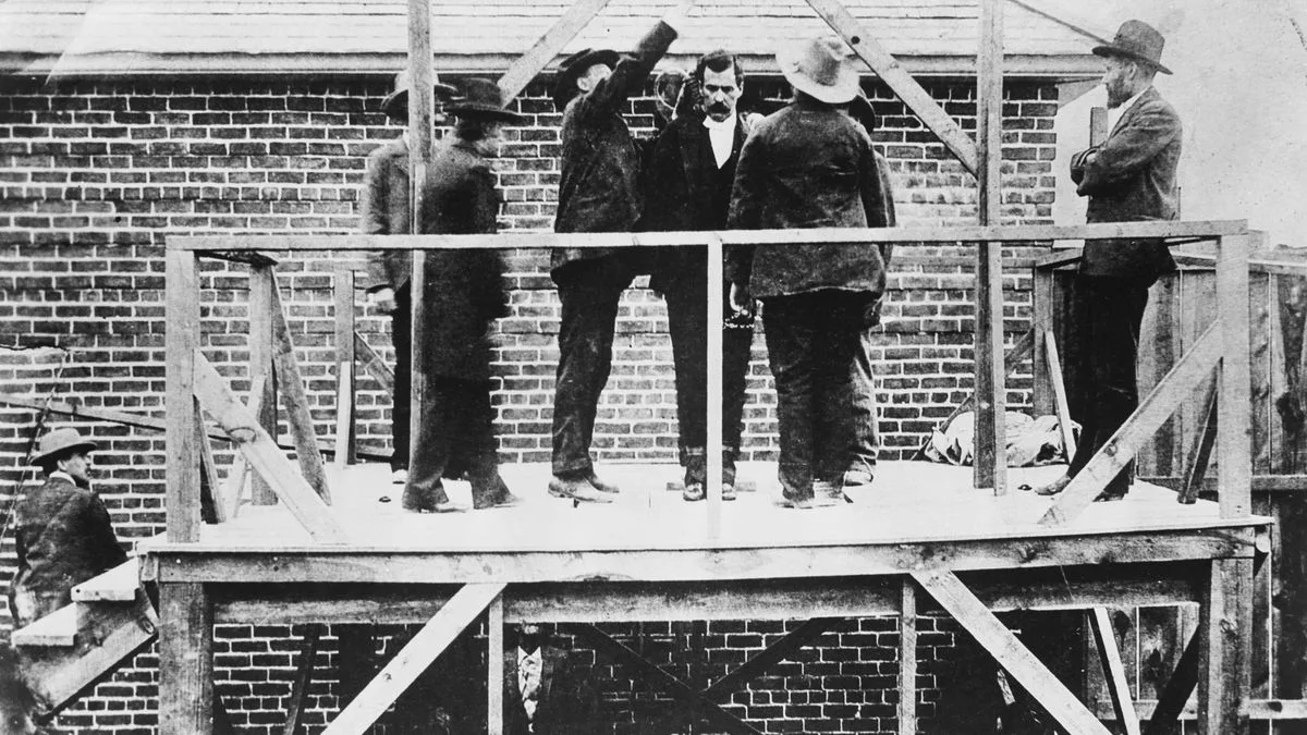 Gangster Decapitated In Botched Public Hanging
