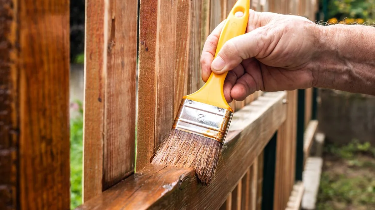 Garden Fence Painting Warning: Check Ownership to Avoid Legal Trouble