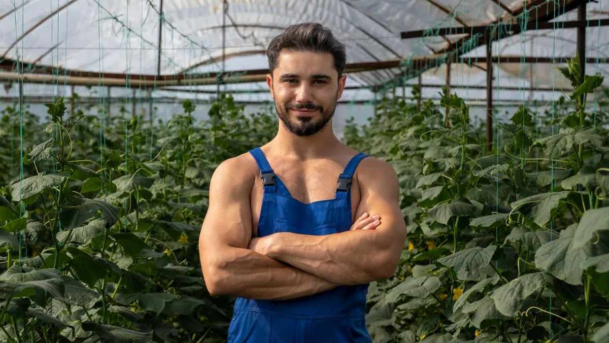 Gardening Naked Boosts Health, Therapist Says