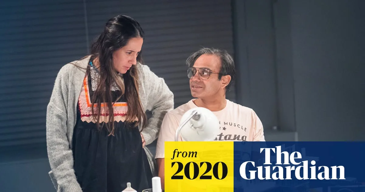 Gate Theatre's 'Faces in the Crowd' Adaptation Confuses Despite Imagination