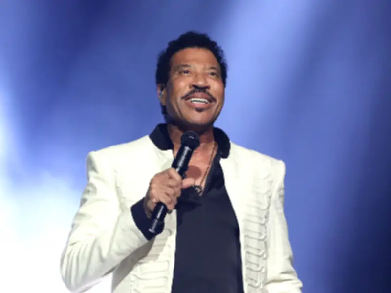 GMB Star Sends 'Worrying' Lionel Richie Message After On-Stage Illness