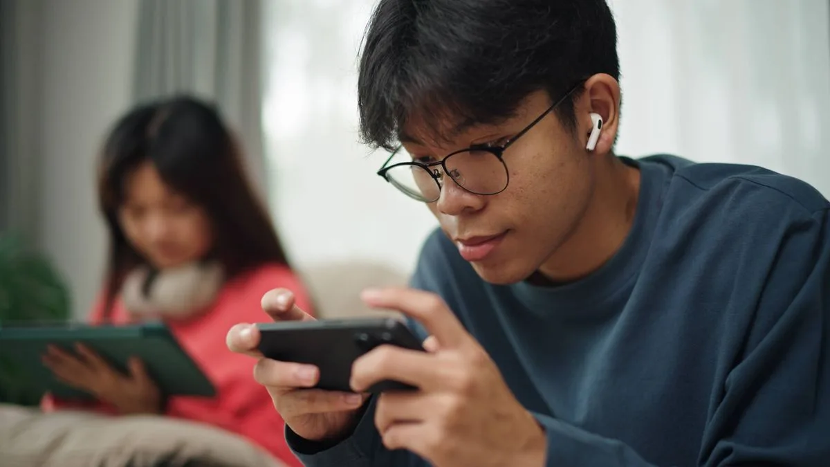 Gen Z warned of hearing damage from daily earphone use