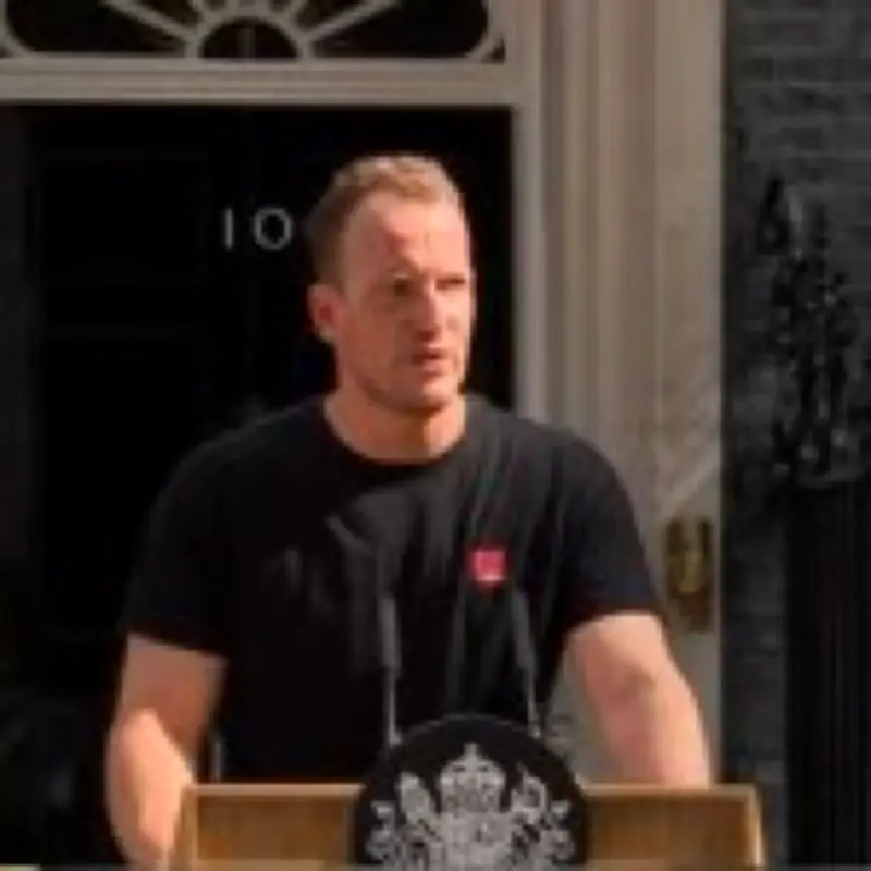 'Hot Podium Guy' Returns for Starmer's Expected Resignation Speech