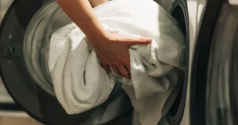 Housekeeper's 60p Tip for Soft, Fluffy Towels Using White Vinegar