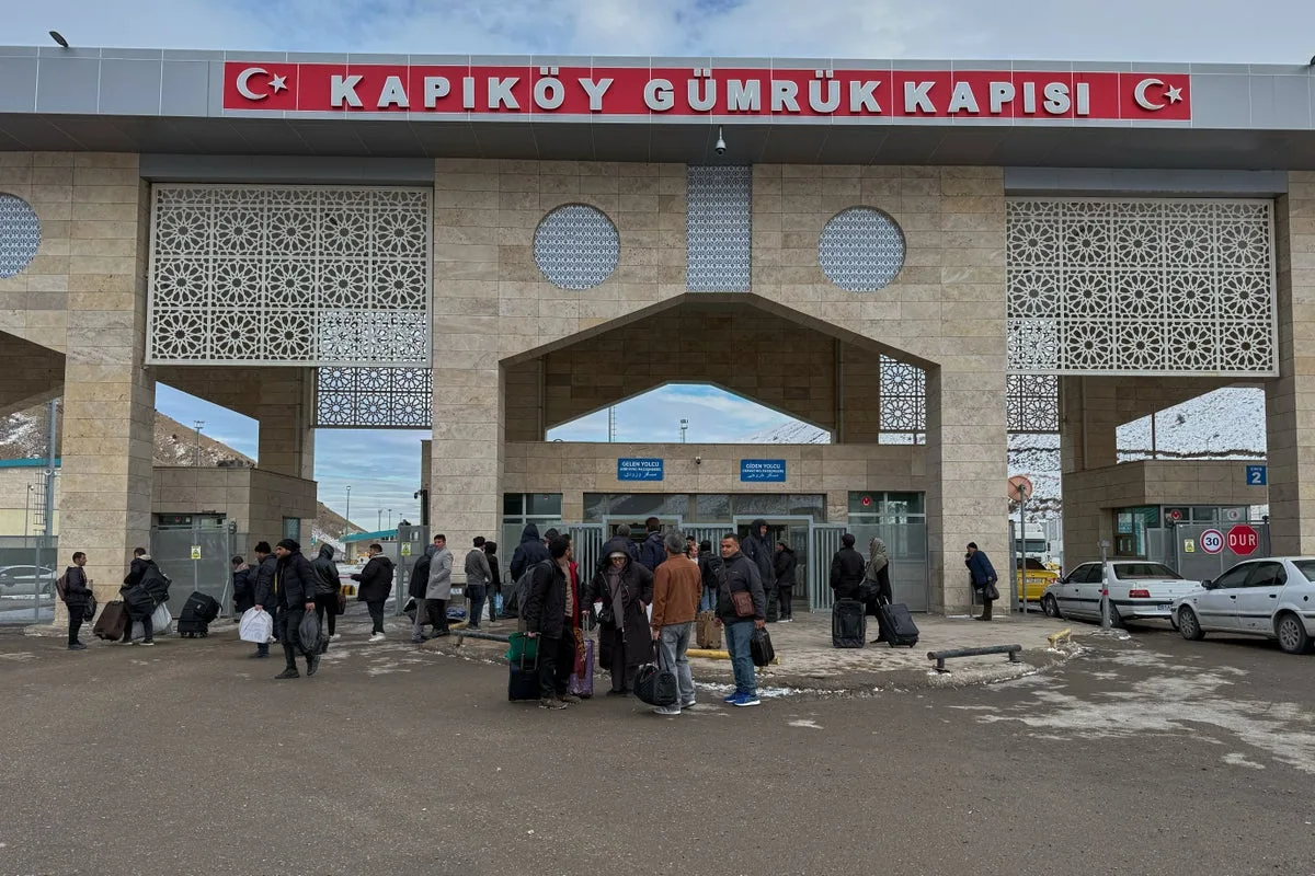 Iranians cross Turkish border to bypass internet blackouts