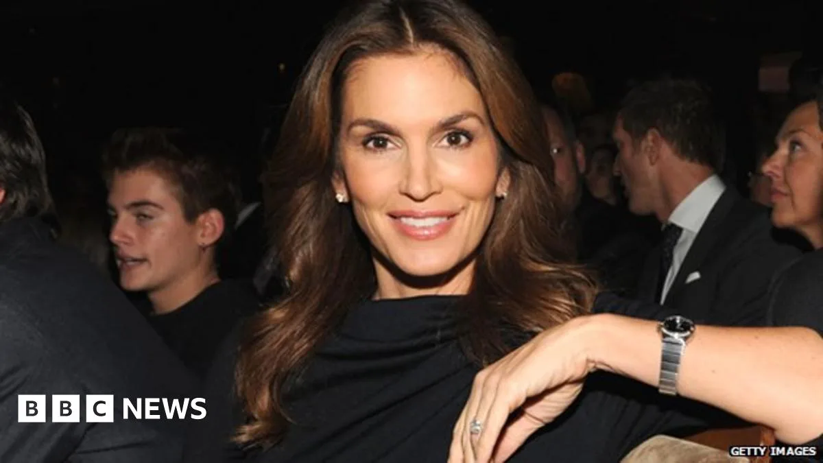 Cindy Crawford Unretouched Photo Leak Sparks Online Debate