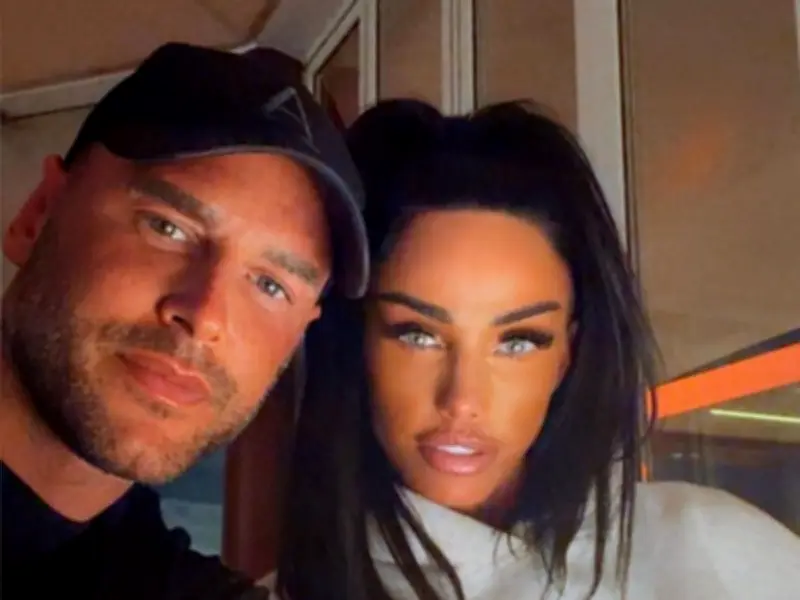 Katie Price and Lee Andrews Share Romantic Horseback Kiss in Dubai