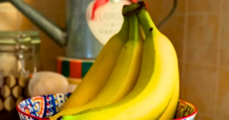 Keep Bananas Fresh in Summer with Cling Film Hack