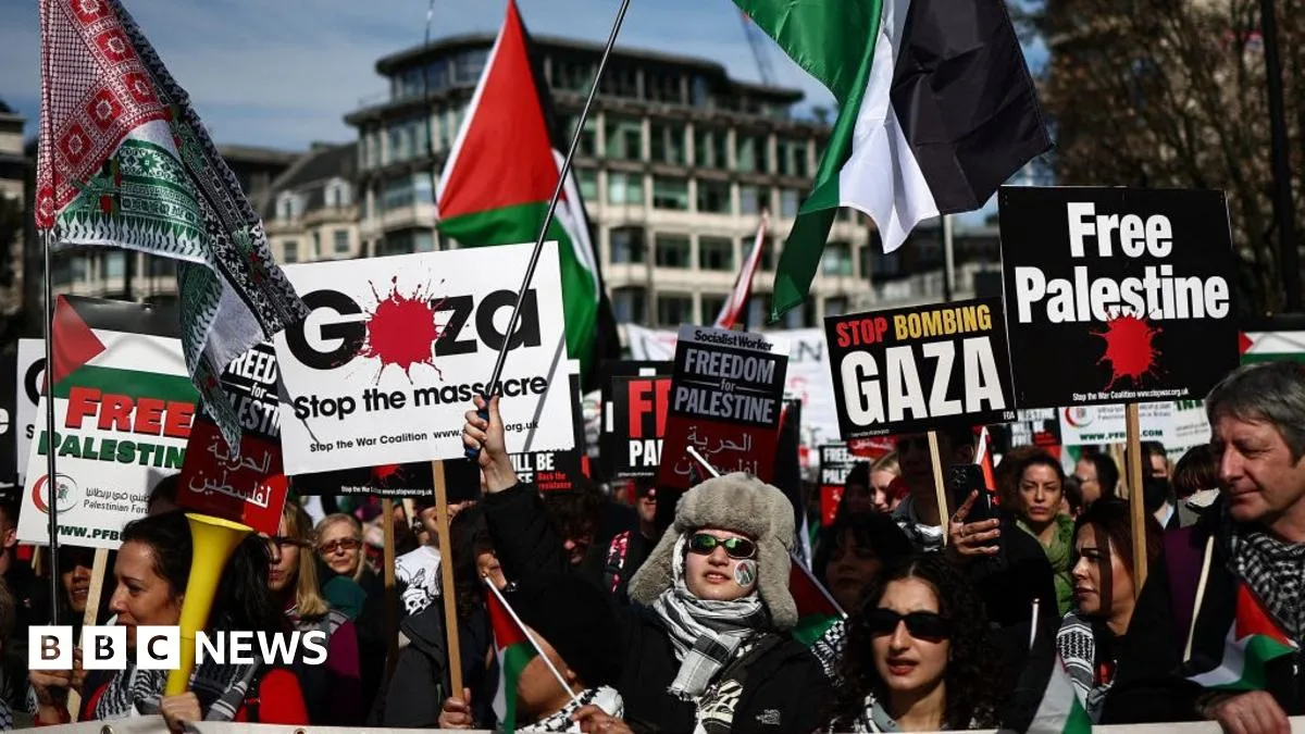 Tens of Thousands March in London for Gaza Ceasefire