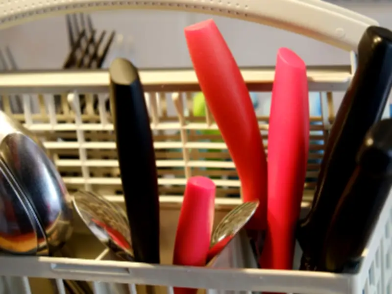 Kitchen Experts Warn: Never Put Sharp Knives in Dishwasher