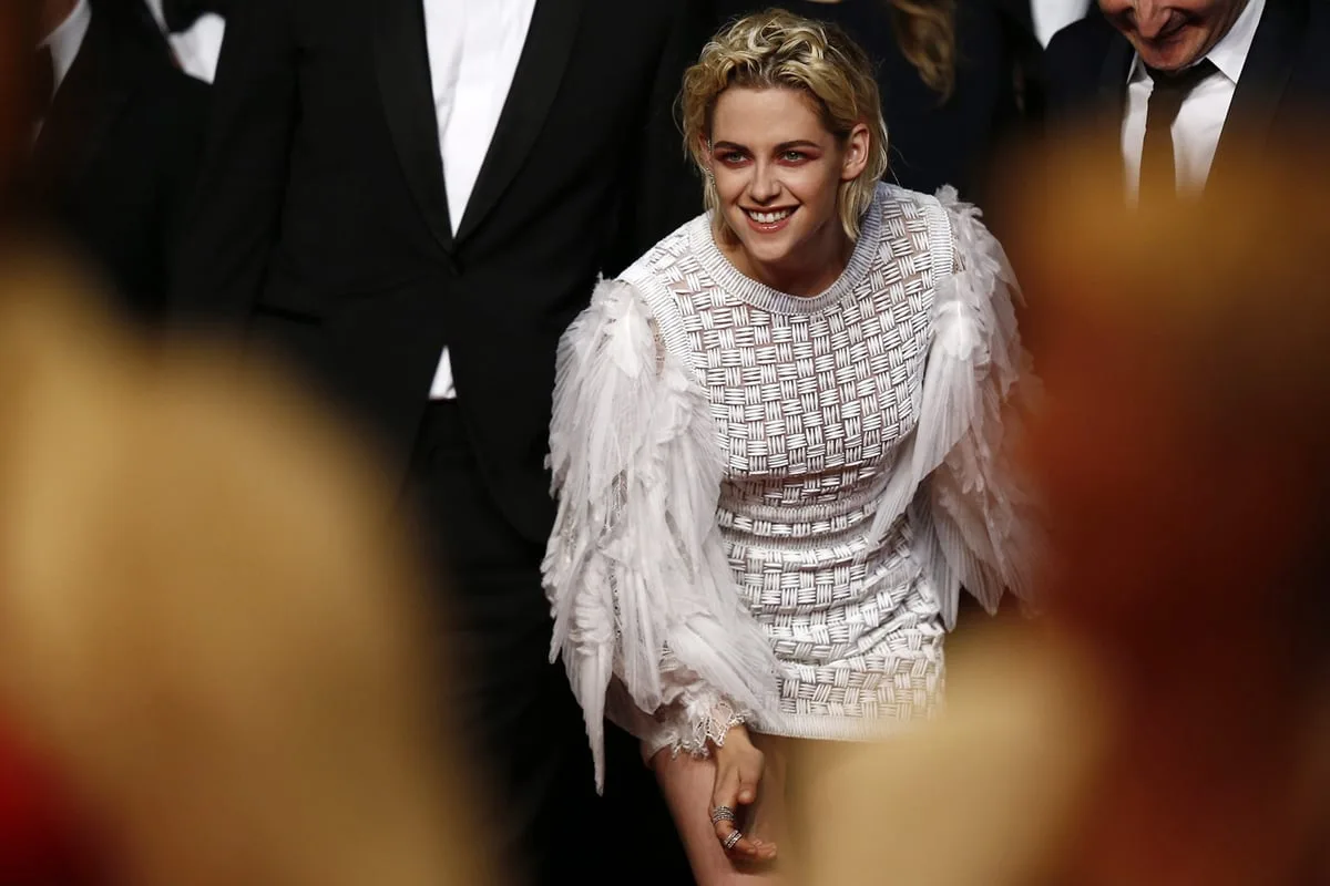 Kristen Stewart Flips Off Crowd At Cannes Premiere