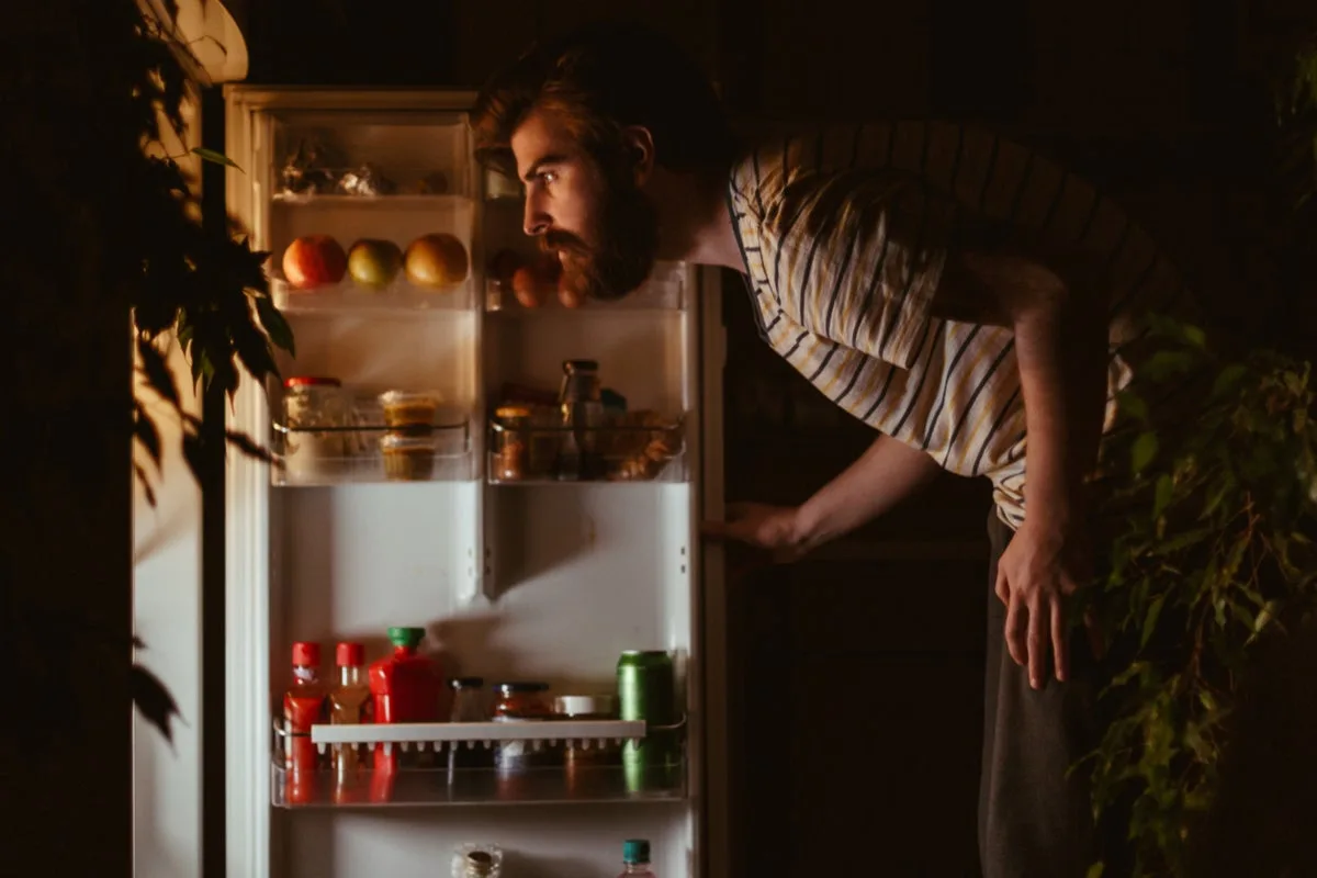 Late-night snacking linked to higher blood sugar and fat, study finds