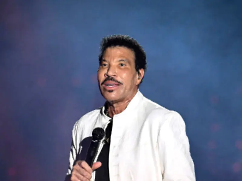 Lionel Richie Cuts Short Tour Opener After Falling Ill Mid-Show