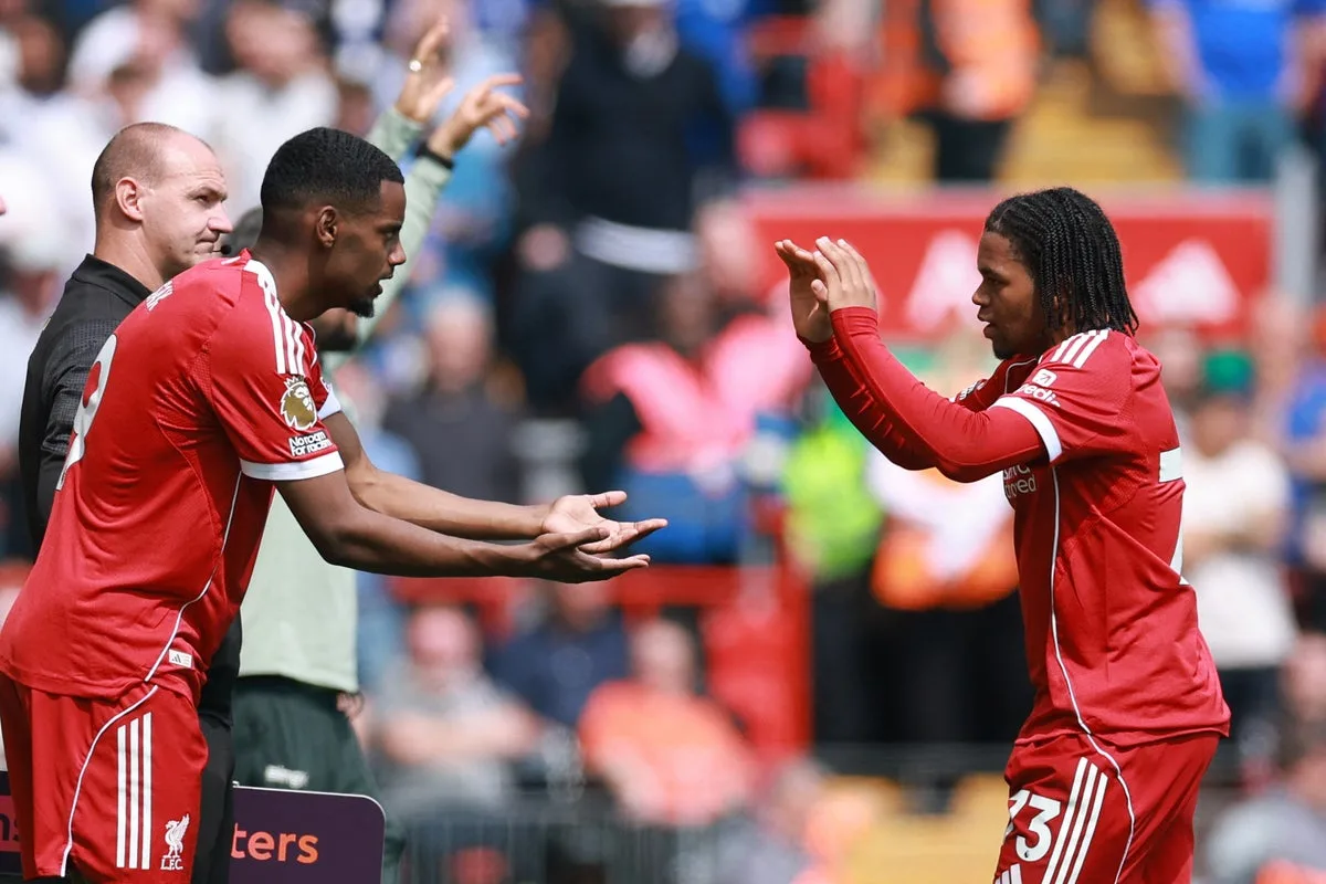Arne Slot explains Rio Ngumoha substitution after Liverpool fans boo
