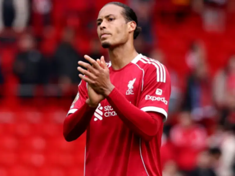 Liverpool Priority: Iraola Must Address Van Dijk Future at Anfield