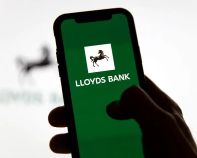Lloyds Banking Group to Hire 300 AI Experts in Major Recruitment Drive