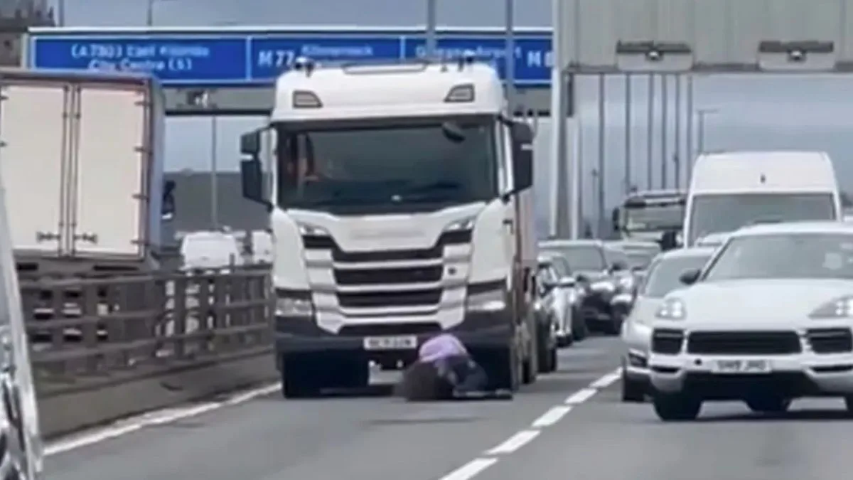 M8 Road Rage: Two Drivers Brawl on Glasgow Motorway Bridge