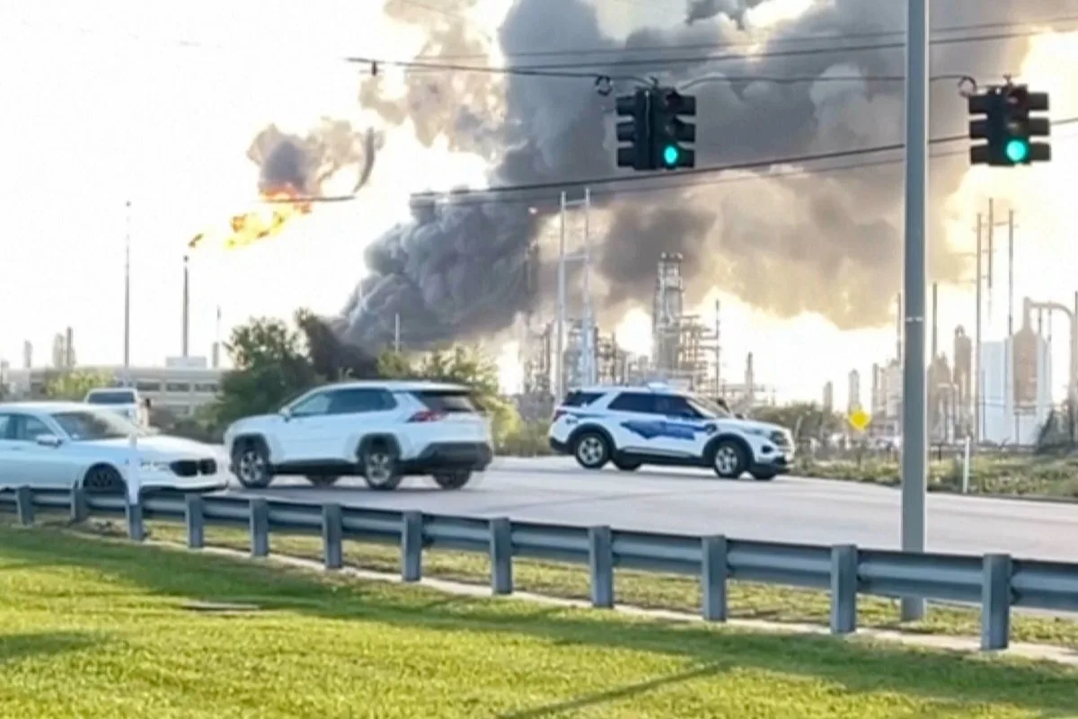 Major Explosion At UK Oil Refinery Sparks Emergency Response