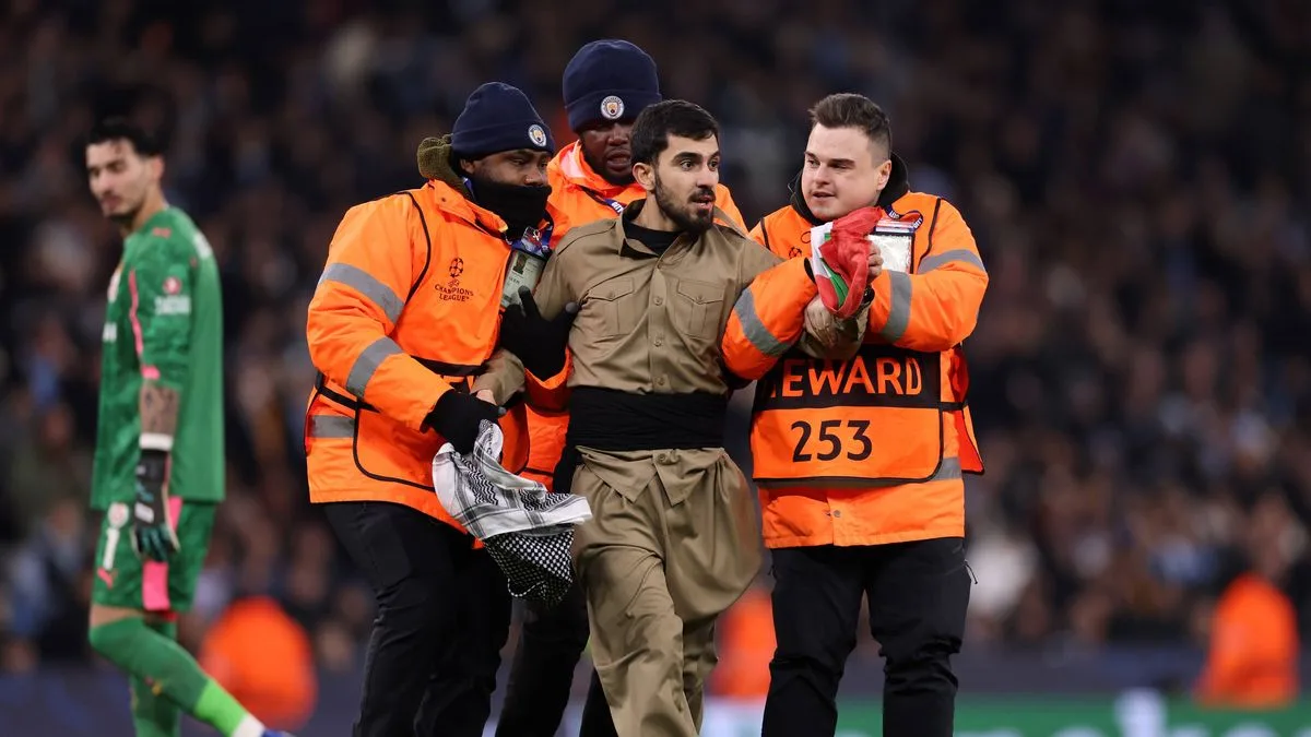 Man City vs Galatasaray Halted by Pitch Protestors