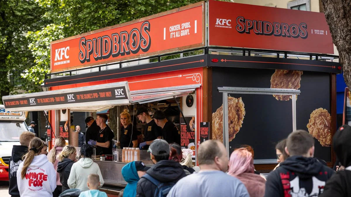 Man Proposes to Girlfriend Outside Spudbros Potato Van, Divides Opinion