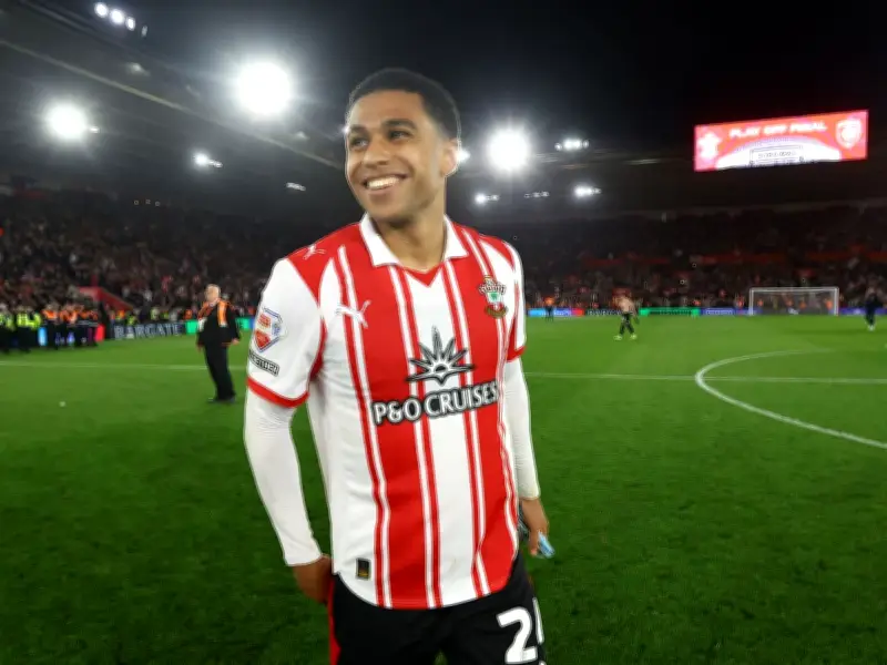 Man Utd and Leeds Battle for Shea Charles After £20m Bid Rejected