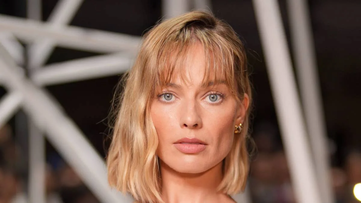 Margot Robbie Debuts Blunt Bob at Paris Fashion Week, Talks Privacy and Directing