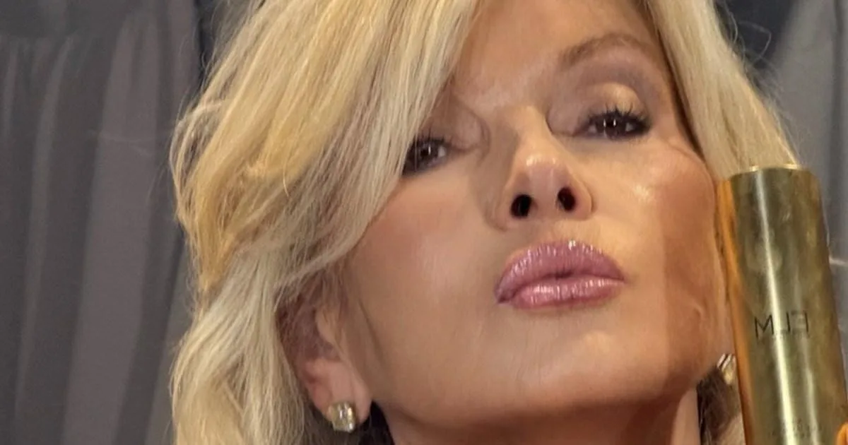 Martha Stewart, 84, Stuns Fans With Youthful Mirror Selfie