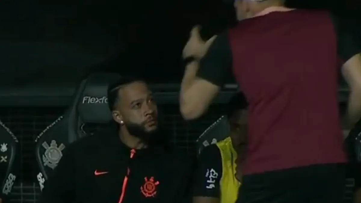 Memphis Depay Reprimanded for Using Mobile Phone During Match