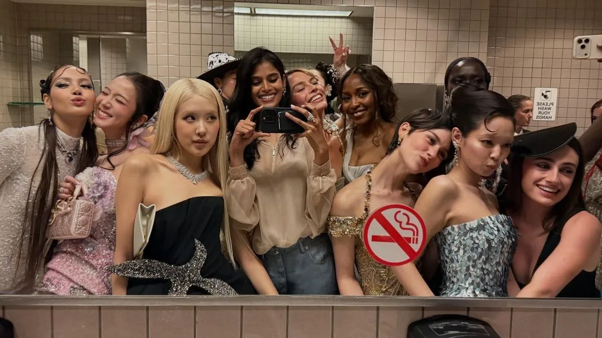Met Gala 2026 Bathroom Selfie With Margot Robbie And 8 Celebs