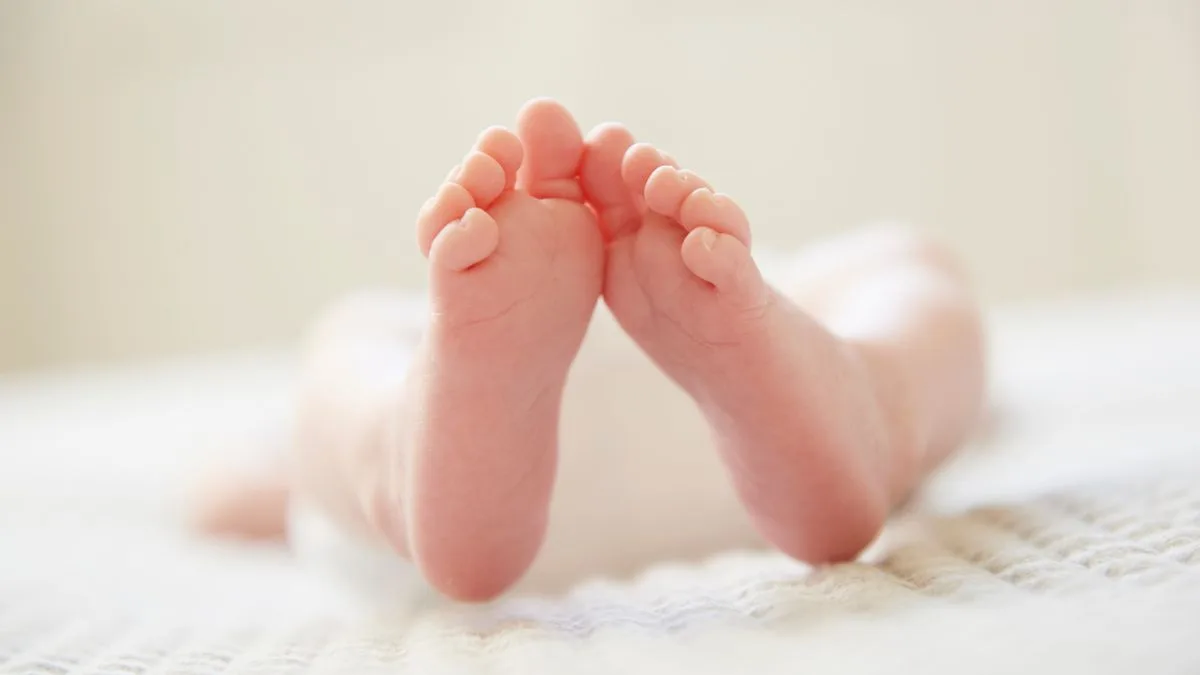 Midwife's Simple Trick to Soothe Newborns When Placed in Cot