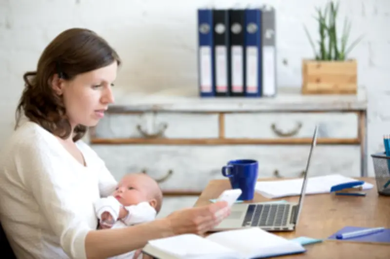 Momfluencers Are Co-Parenting with AI: Is It Better Than a Man?