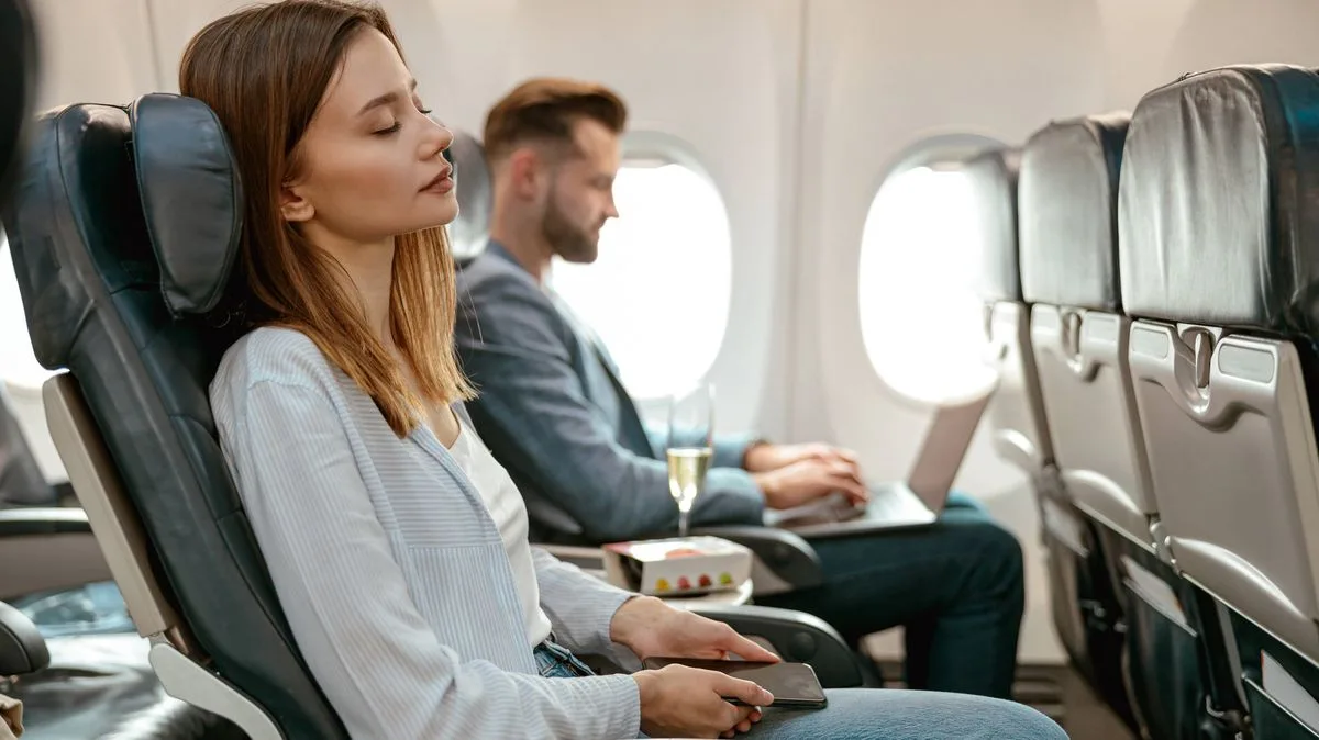 Woman's Flirty Note to Flight Attendant Sparks Viral Romance and Engagement
