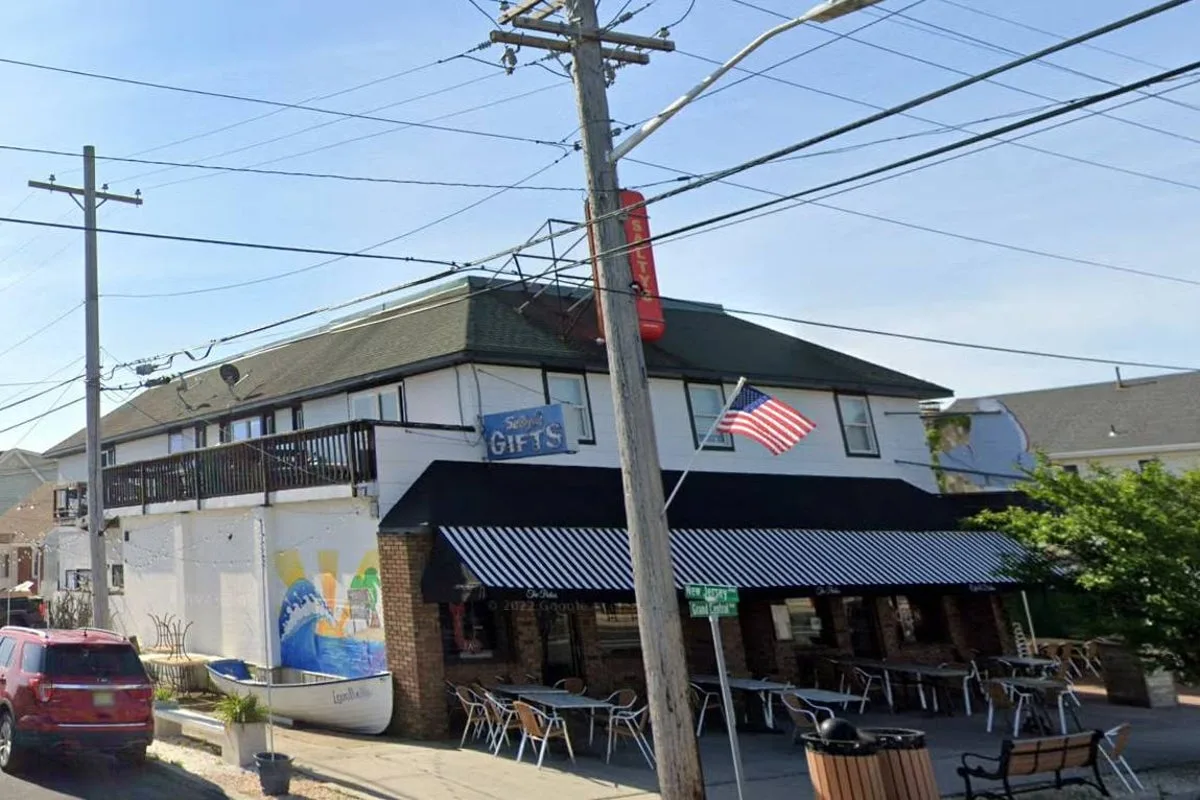 New Jersey Cafe Dispute Over Toddler-Broken Table Sparks Controversy