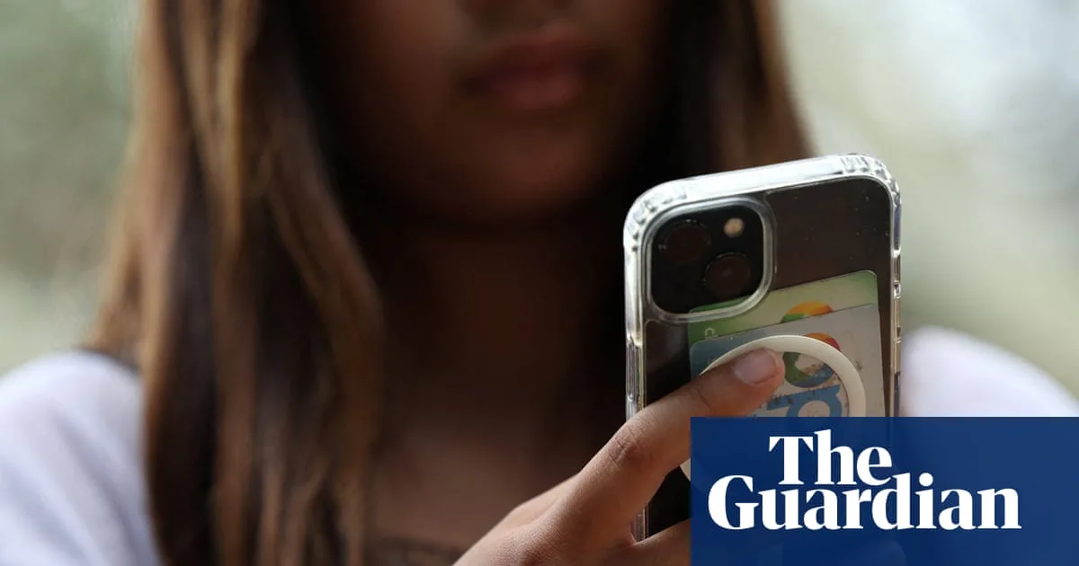 Over 60 Labour MPs Urge Starmer to Back Under-16 Social Media Ban