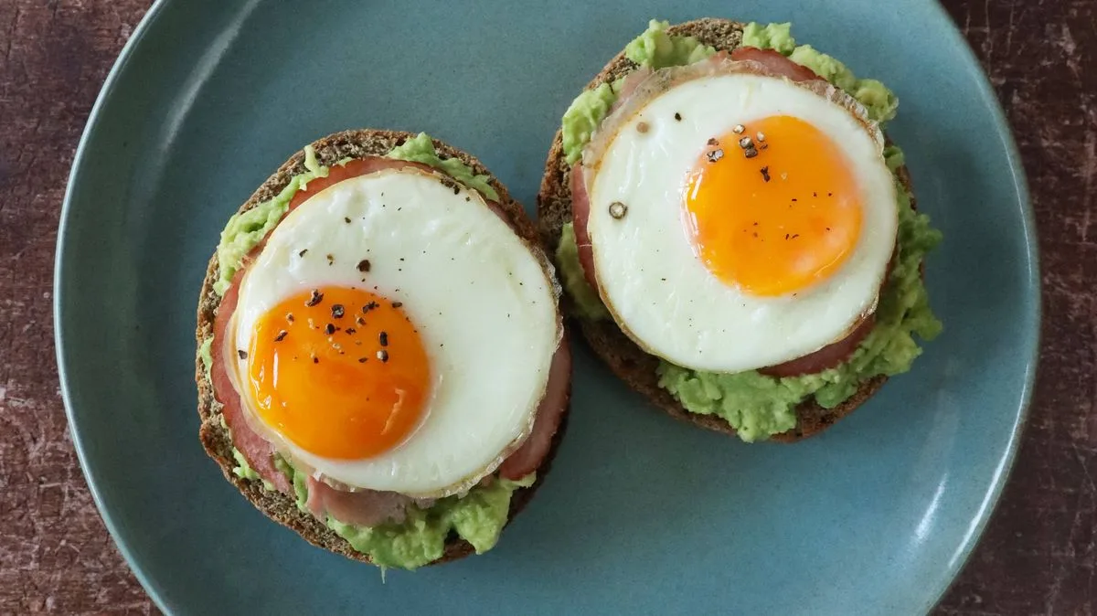 Perfect Non-Stick Fried Eggs Achieved with Baking Paper Hack