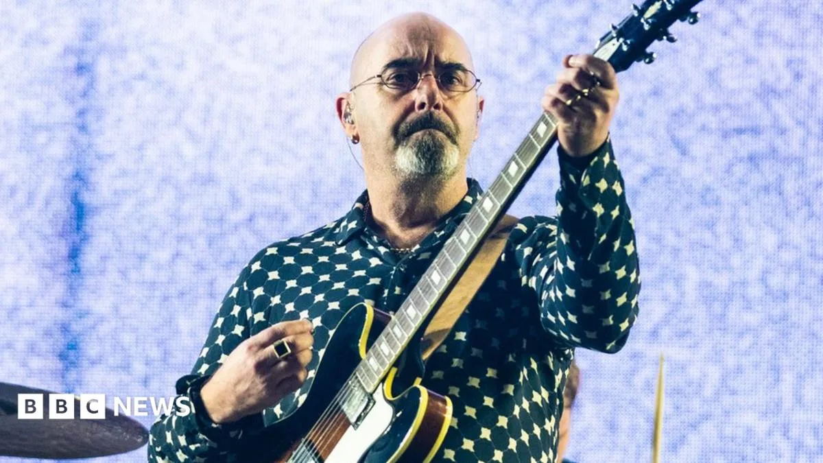Ex-Oasis Guitarist Bonehead Declares Tonsil Cancer 'Gone'